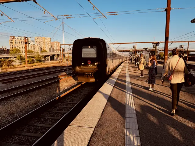 Billede af DSB MF 5081 fotograferet ud for Odense Banegård Center.