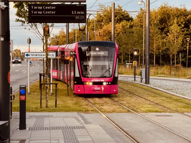 Billede af Odense Letbane togsæt 08, i H.C. Andersen Festivals udklædning, fotograferet ud for Højstrup Letbanestation.