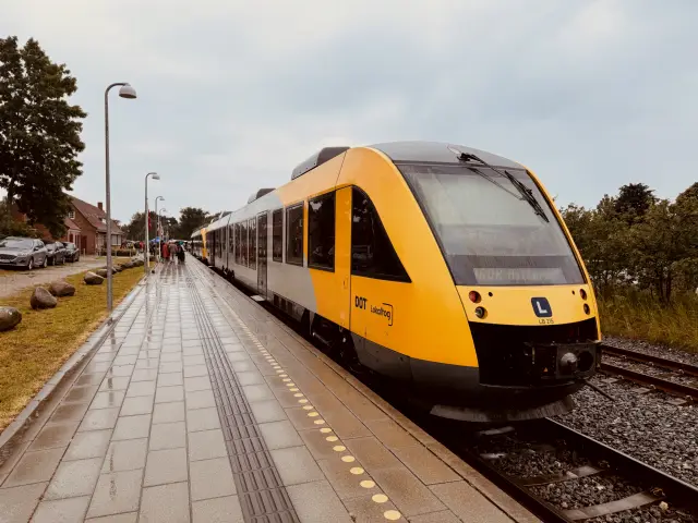 Billede af LB 115-215 fotograferet ud for Tisvildeleje Station.