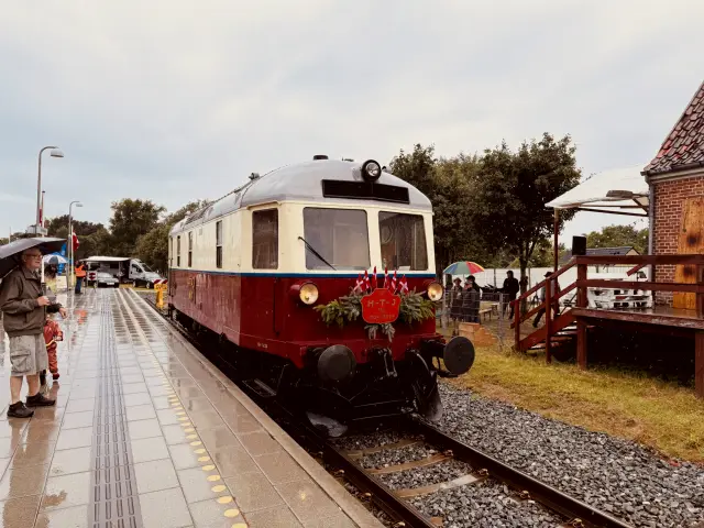 Billede af HFHJ M 8 fotograferet ud for Tisvildeleje Station.