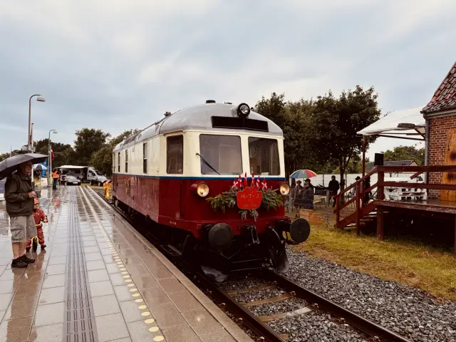 Billede fra Nordsjællands Veterantogs fejring af Tisvildebanens 100-årsjubilæum. Her køres der veterantog med HFHJ M 8.