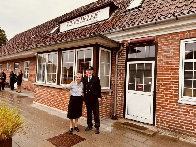 Billede fra Nordsjællands Veterantogs fejring af Tisvildebanens 100-årsjubilæum. Her står Franz Fröling fra Nordsjællands Veterantog sammen med Hanne B. Nielsen, som var sidste stationsforstander på Tisvilde Station.