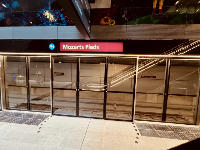 Billede af Mozarts Plads Metrostation.