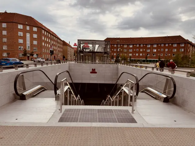 Billede af Mozarts Plads Metrostation.