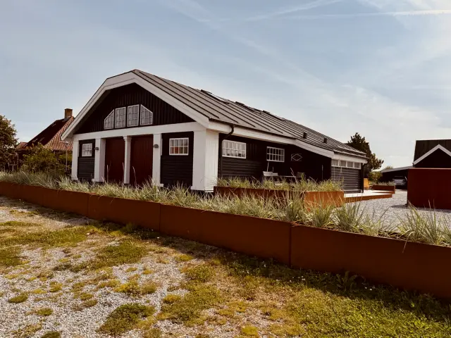 Billede af ventesalen til badegæster ved Lønstrup Station, som blev opført året efter banens åbning, til de mange badegæster der benyttede banen.
