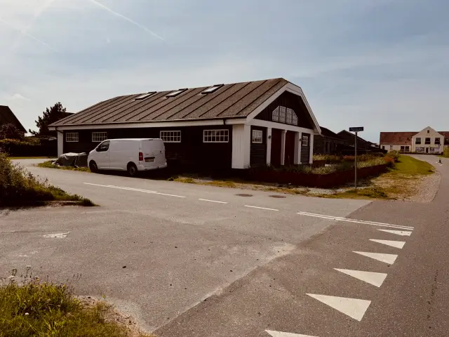 Billede af ventesalen til badegæster ved Lønstrup Station, som blev opført året efter banens åbning, til de mange badegæster der benyttede banen.