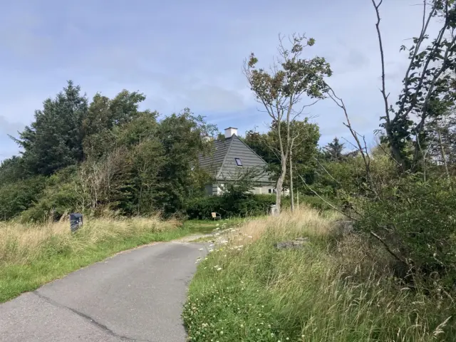 Billede af Gjølstrup Station - her godt gemt i træerne.