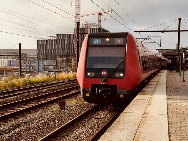 Billede af DSB SE 4111 fotograferet ud for Nordhavn S-togstrinbræt.