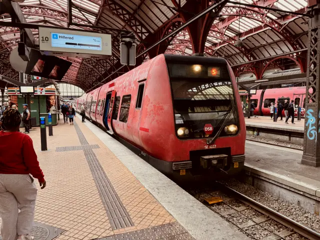 Billede af DSB SE 4117 fotograferet ud for København Hovedbanegård.