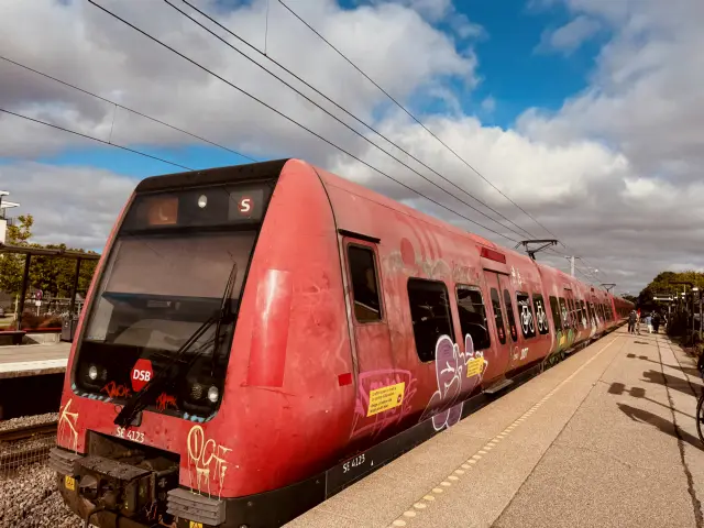 Billede af DSB SE 4123 fotograferet ud for Måløv Station.