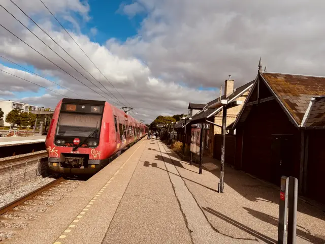 Billede af DSB SE 4123 fotograferet ud for Måløv Station.