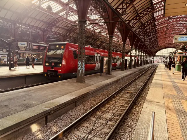 Billede af DSB SE 4130 fotograferet ud for København Hovedbanegård.