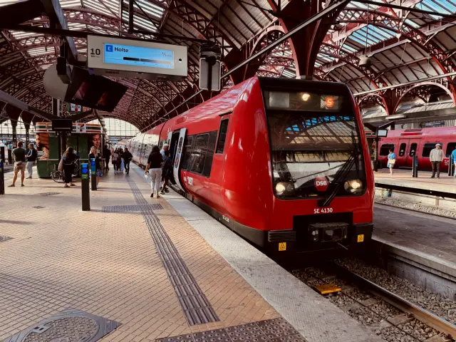 Billede af DSB SE 4130 fotograferet ud for København Hovedbanegård.