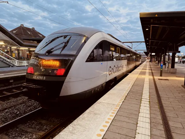 Billede af GoCollective AR 4090, tidligere DSB MQ 4130-4930 fotograferet ud for Odense Banegård Center.