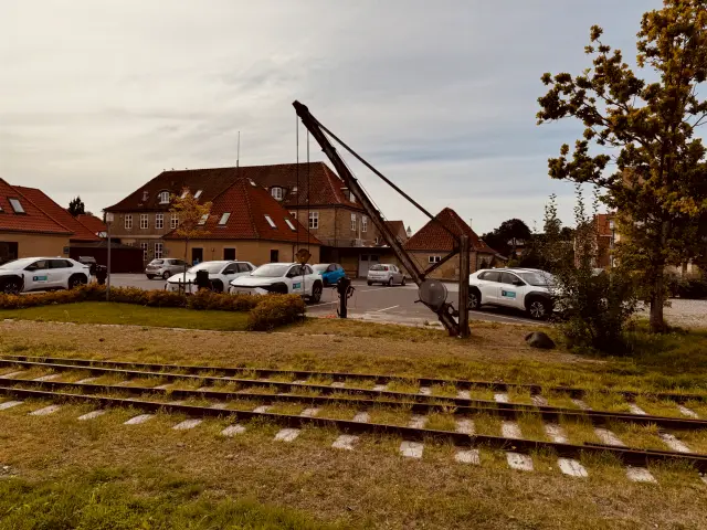 Billede af den gamle kran ud for Mariager Station.