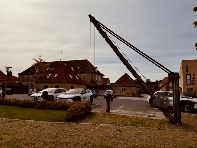 Billede af den gamle kran ud for Mariager Station.
