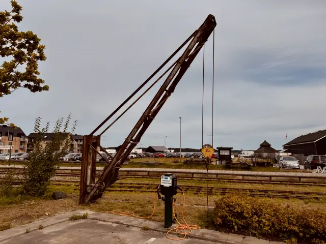 Billede af den gamle kran ud for Mariager Station.