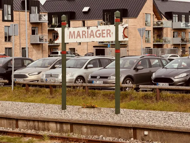 Billede af perronskiltet ud for Mariager Station.