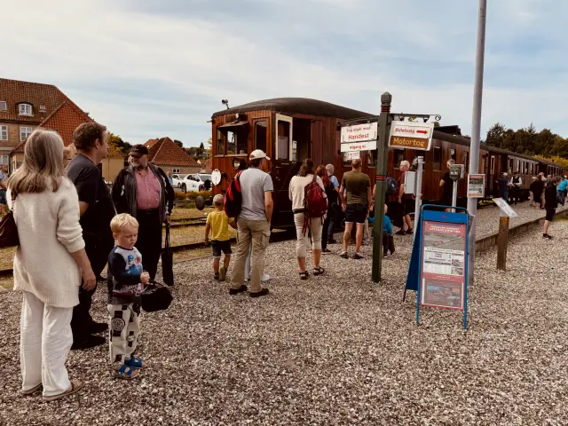 Billede fra ELRO Dagen og veterankørsel i Mariager med "Hadsund Peter".