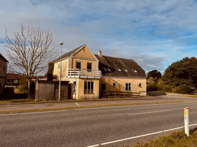 Billede af den købmandsgården, hvor der var godsekspeditionen fra 1928 i Svenstrup.