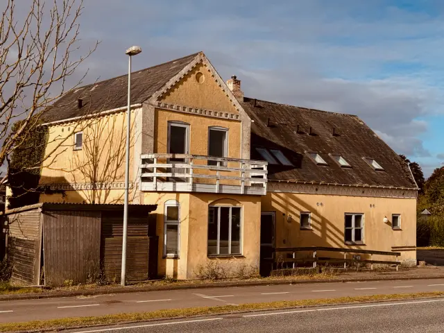 Billede af den købmandsgården, hvor der var godsekspeditionen fra 1928 i Svenstrup.