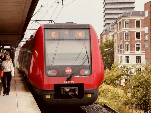 Billede af DSB SA 8135 fotograferet ud for Nordhavn S-togstrinbræt.