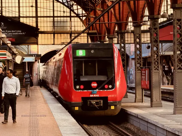 Billede af DSB SA 8141 fotograferet ud for København Hovedbanegård.