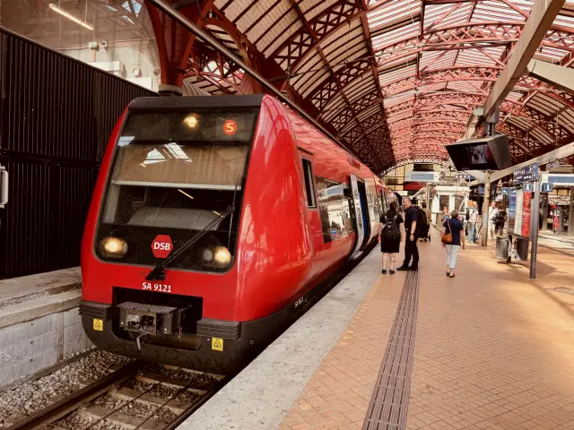 Billede af DSB SA 8121 fotograferet ud for København Hovedbanegård.