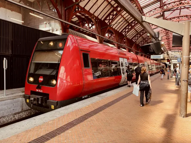 Billede af DSB SA 8121 fotograferet ud for København Hovedbanegård.