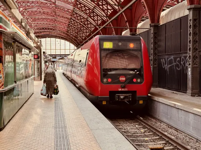 Billede af DSB SA 8121 fotograferet ud for København Hovedbanegård.