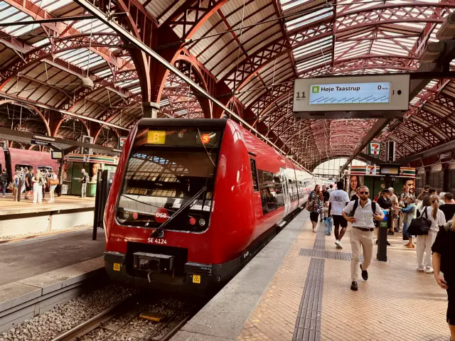 Billede af DSB SE 4124 fotograferet ud for København Hovedbanegård.