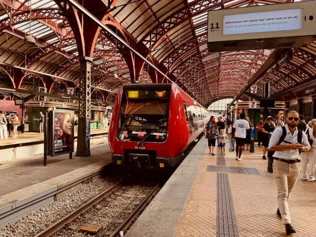 Billede af DSB SE 4124 fotograferet ud for København Hovedbanegård.