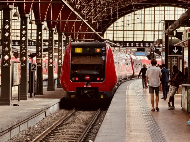 Billede af DSB SE 4124 fotograferet ud for København Hovedbanegård.