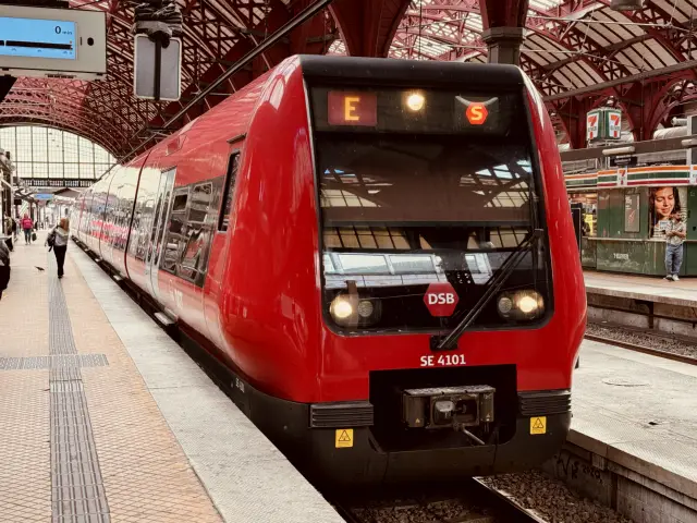 Billede af DSB SE 4101 fotograferet ud for København Hovedbanegård.