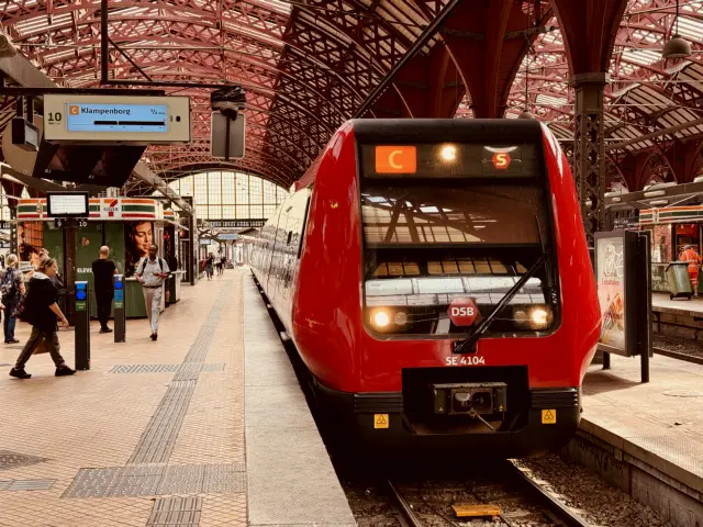 Billede af DSB SE 4104 fotograferet ud for København Hovedbanegård.