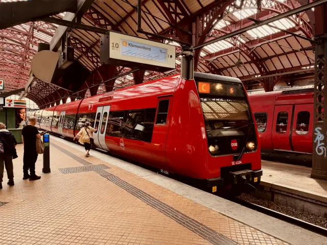 Billede af DSB SE 4104 fotograferet ud for København Hovedbanegård.