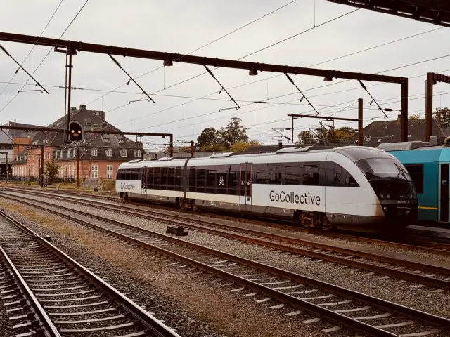 Billede af GoCollective AR 4087, tidligere DSB MQ 4127-4927 fotograferet ud for Odense Banegård Center.