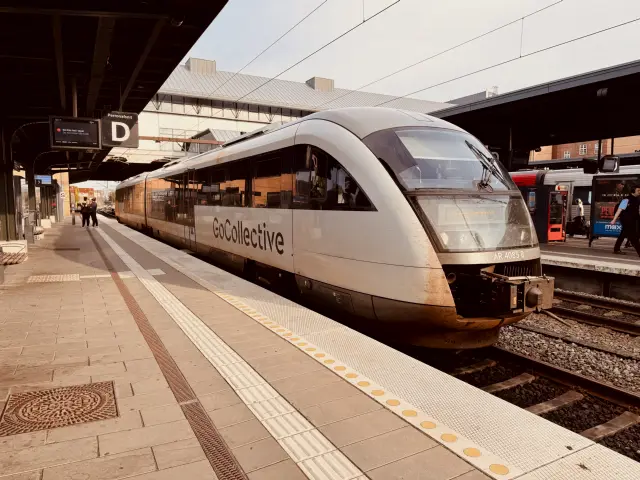 Billede af GoCollective AR 4085, tidligere DSB MQ 4125-4925 fotograferet ud for Odense Banegård Center.