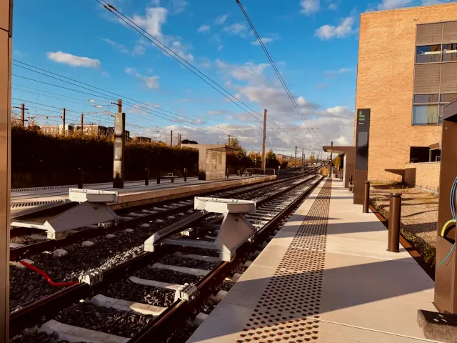 Billede af den stejle stigning fra Glostrup Station Letbanestation og op til vejbroen.