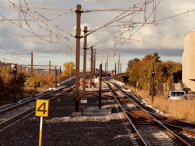 Billede af den stejle stigning fra Glostrup Station Letbanestation og op til vejbroen.