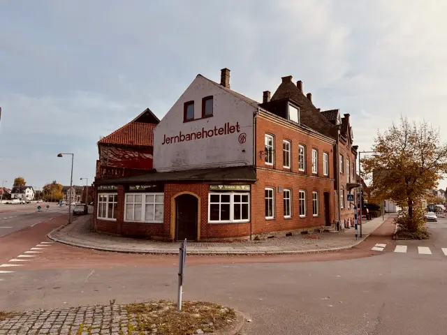 Billede af Jernbanehotellet over for Nakskov Station.