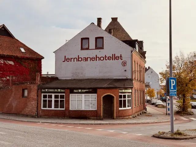 Billede af Jernbanehotellet over for Nakskov Station.