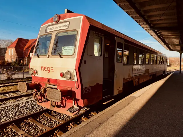 Billede af NEG T4 motorvogn ud for Tønder H Station.