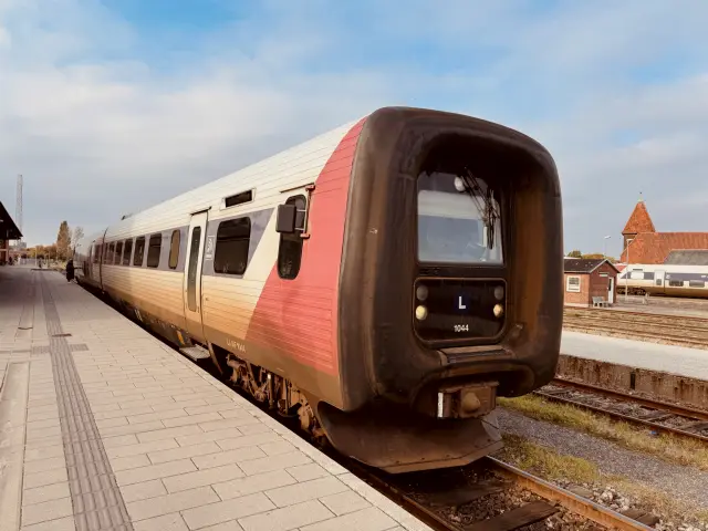 Billede af LT MF 1044, tidligere GDS-HFHJ MF 1044 fotograferet ud for Nakskov Station.