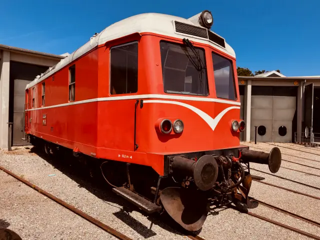 Billede af HHJ DL 11, tidligere HHJ M 3 fotograferet ud for Odense Banegård Center.