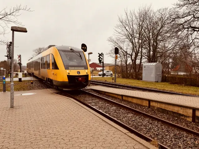 Billede af LT 121-221, tidligere LB 121-221 fotograferet ud for Græsted Station.