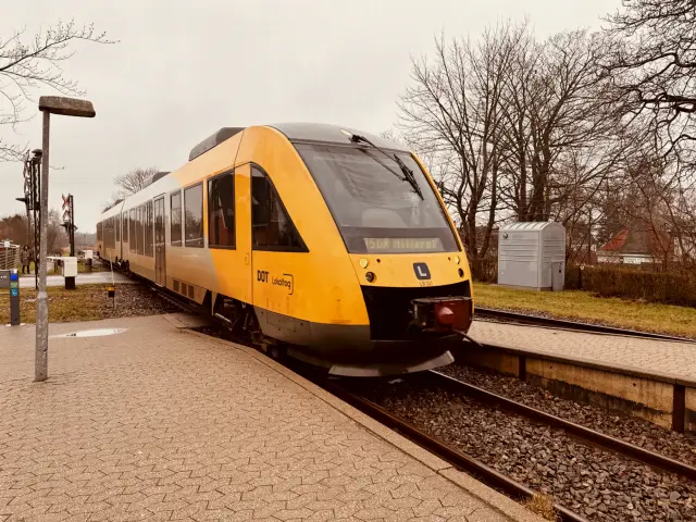 Billede af LT 121-221, tidligere LB 121-221 fotograferet ud for Græsted Station.