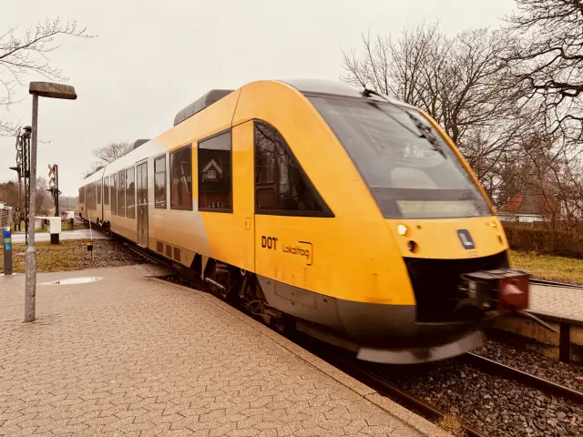 Billede af LT 121-221, tidligere LB 121-221 fotograferet ud for Græsted Station.