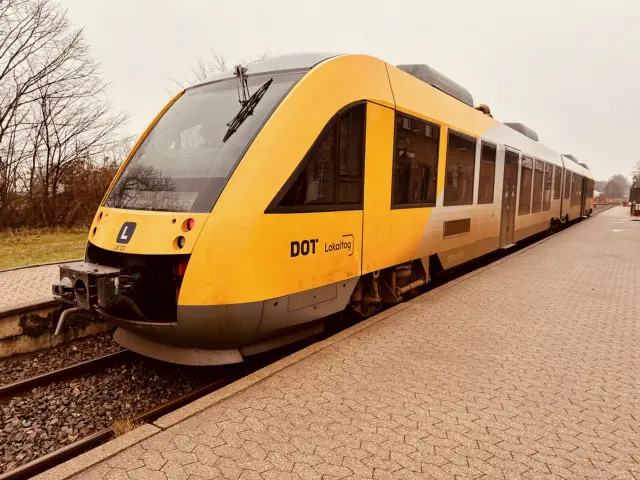 Billede af LT 121-221, tidligere LB 121-221 fotograferet ud for Græsted Station.