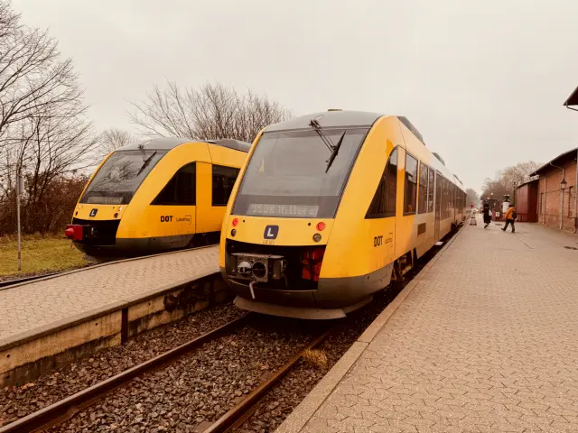 Billede af LT 127-227, tidligere LB 127-227 fotograferet ud for Græsted Station, hvor den krydser med LT 121-221.